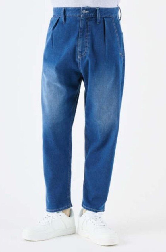 ほどよい丸みが可愛らしい、テーパードシルエットのデニムパンツ