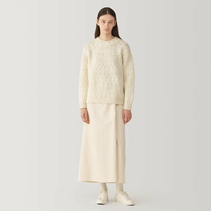 デザイン性と素材感にこだわりたい方向けの「ウールローゲージクルーネックセーター」