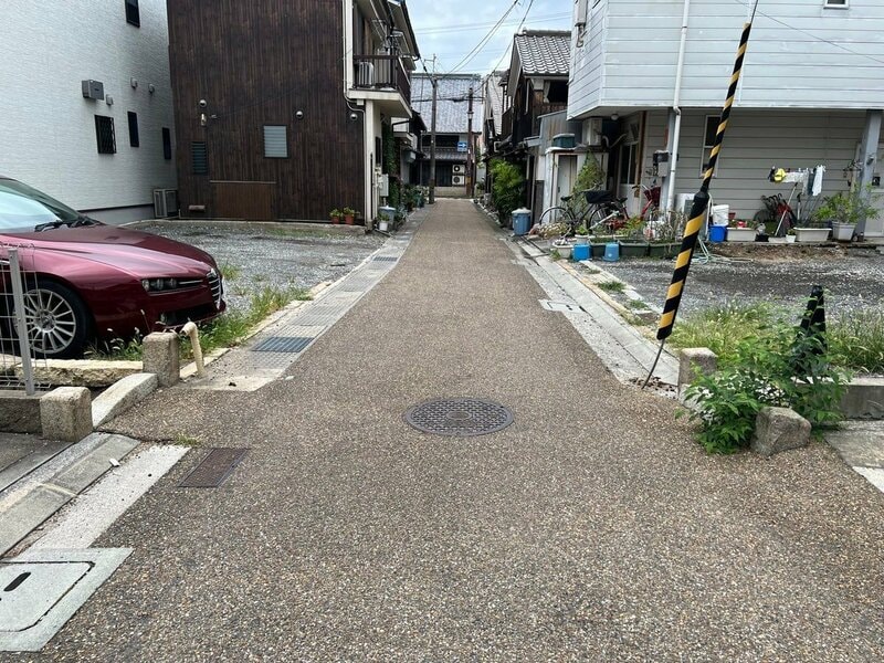 兵庫県姫路市の参道付近で「驚くほど短い橋」を発見 親柱や欄干も残る光景に注目が集まる