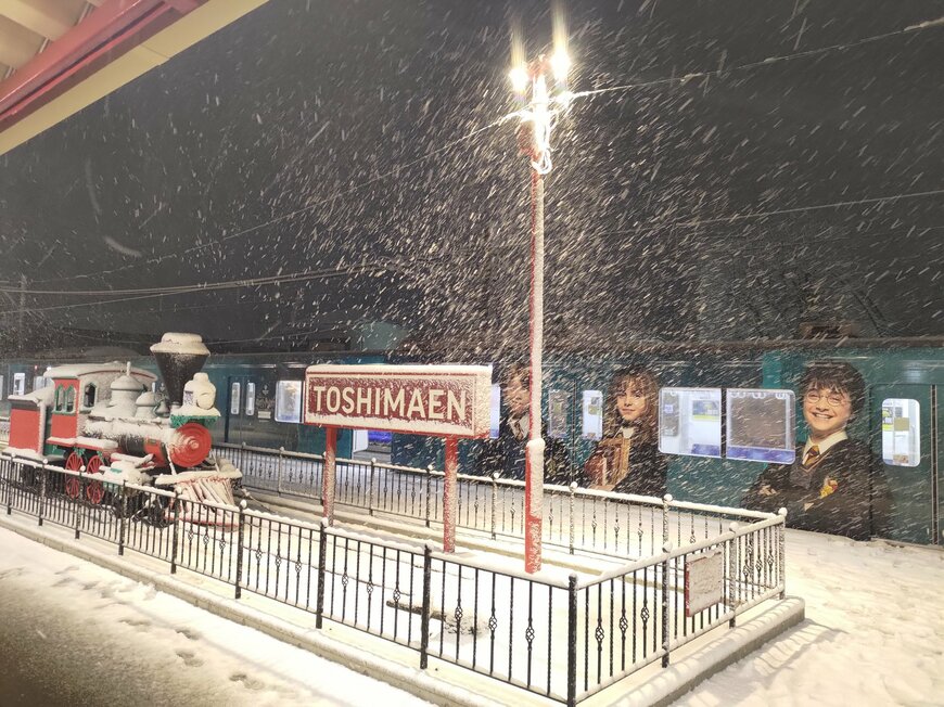 雪の日の豊島園駅がまるでイギリスのようだと話題に！「海外にしか見えない」「看板がオシャレ」 