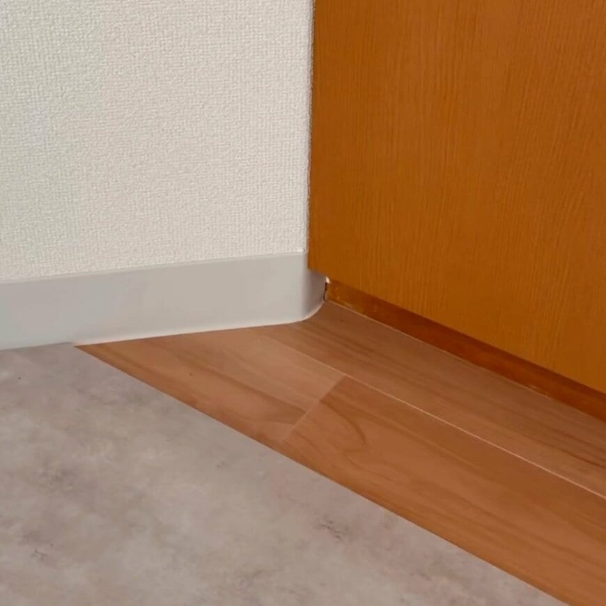 【賃貸床DIY】角やカーブに〈フロアタイル〉を綺麗に貼るテクニックがすごい！型の取り方に注目