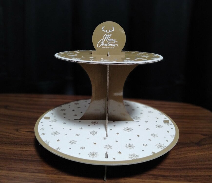 筆者撮影（セリア、パーティースタンド 2段 ナチュラルクリスマス）