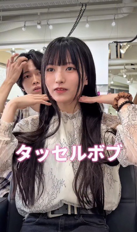 腰辺りまである超ロングヘアの女性