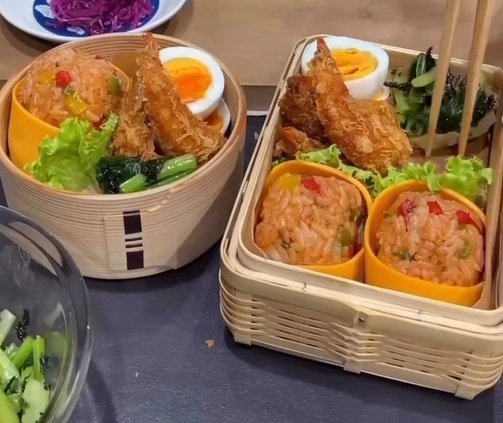 【53歳主婦の作るお弁当】オムにぎりの卵が黄色で綺麗と話題！「可愛いし、美味しそう！」「卵の黄色が鮮やか」と称賛の声
