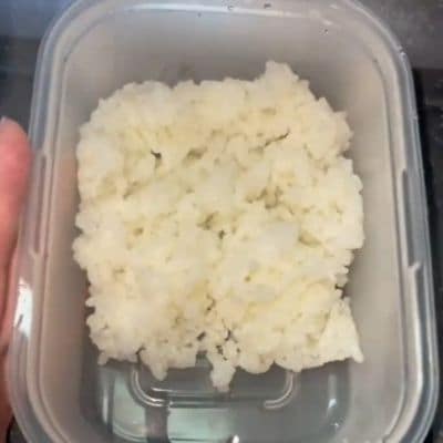 節約に励むシングルマザーが作る牛肉炒めの「のっけ弁当」 スクランブルエッグやナポリタンも詰めていく様子が豪快！