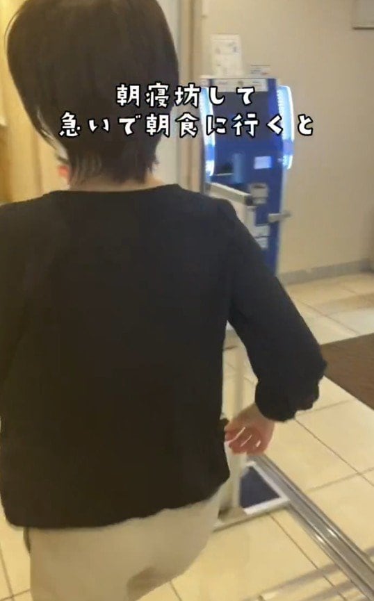 急いで朝食会場に向かう女性