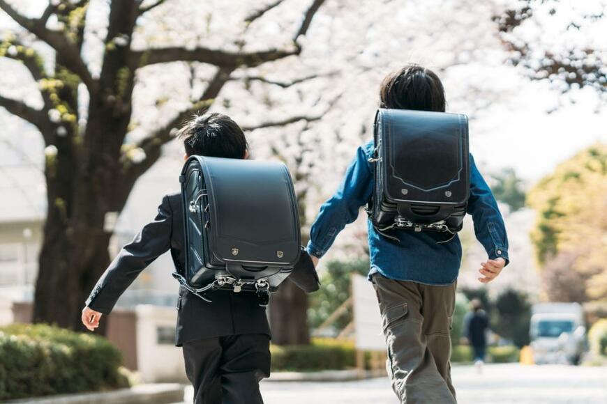 小学生の後ろ姿