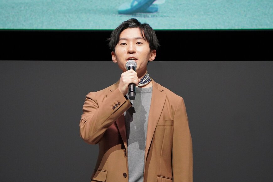 スピーチをする男性の写真