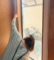 「自分で作れちゃうなんて！」築30年超戸建〈冷気が入り込む廊下の窓〉→ポリカーボネートで作った〈はめ込み式内窓〉で快適空間！