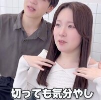 【可愛くイメチェン】「どっちが似合う？」髪型に迷うロングヘアの女性　カールのあるレイヤーカットに大変身