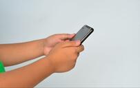 「可愛すぎてヤヴァイ」3歳児がまさかの自撮りが話題！母の家事中にスマホをジャック