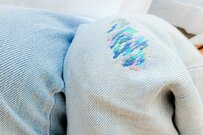 穴が開いたジーンズを「刺繍糸」で補修　驚きの仕上がりに「天才すぎる」「センスが優勝」