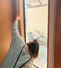 「自分で作れちゃうなんて！」築30年超戸建〈冷気が入り込む廊下の窓〉→ポリカーボネートで作った〈はめ込み式内窓〉で快適空間！