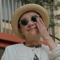 【64歳マダム】グリーンが映える〈総柄ボトムス〉をおしゃれに着こなす！リゾート感のある爽やかな大人カジュアルコーデが素敵