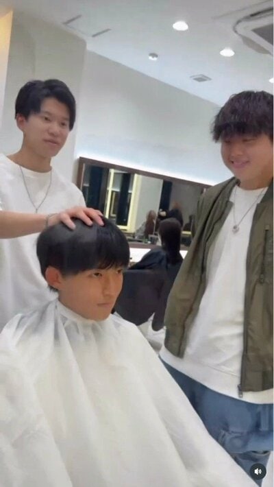 ビフォーは前髪が目にかかる重めの黒髪