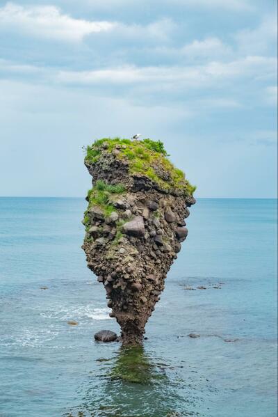 アンバランスな岩