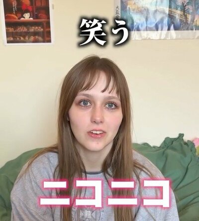 「ニコニコ」と答えるメラニーさん