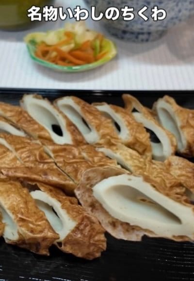 名物のいわしちくわを堪能する様子