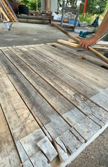 写真 | 【廃材DIY】古びた木製パレット材がヴィンテージ風キャビネット 