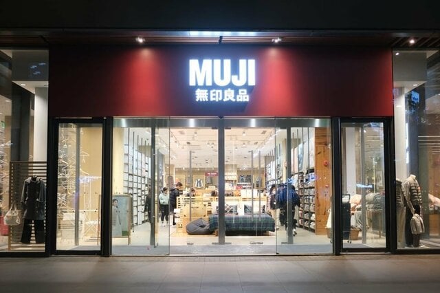 「めちゃくちゃよく見える！」無印の「ライト付き女優ミラー」拡大鏡付きで便利。しかもコードレス！
