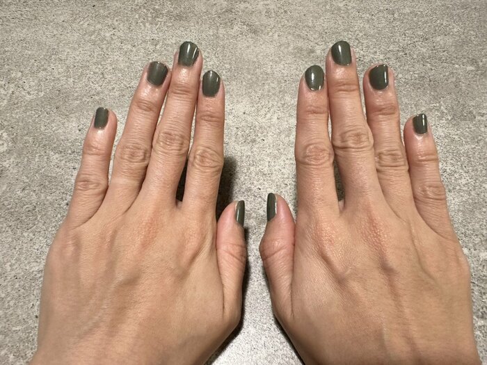 自宅にあったダークトーンのネイルポリッシュを全ての指に塗りました