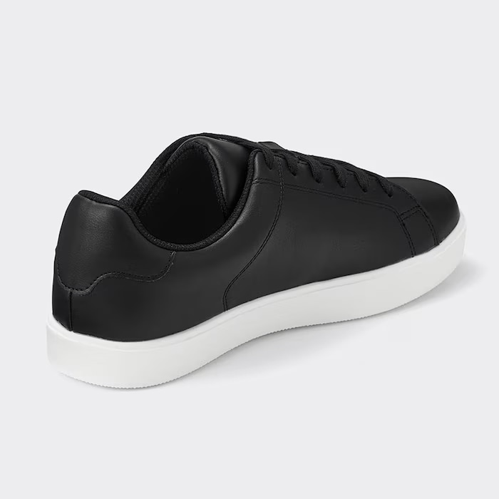 異なる2層素材のクッションで足が疲れにくいのもうれしいポイント