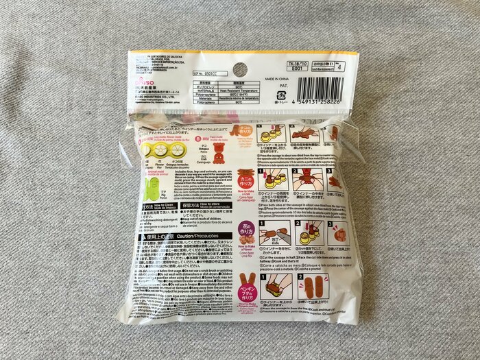 パッケージの裏面にある使い方を見ながら、ウインナーをカットします