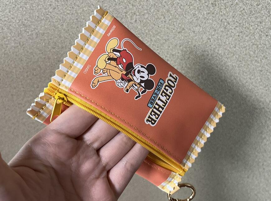 筆者撮影（ダイソー、お菓子風ポーチ、キーリング付（ミッキー＆フレンズ））