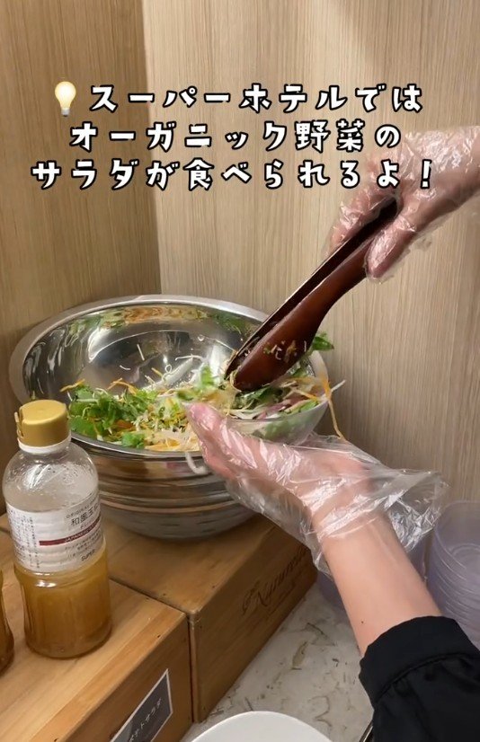 出所：@superhotel_official「スーパーホテルがお届けするホテルあるある朝食ver.」