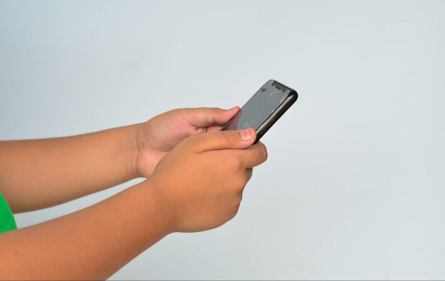 「可愛すぎてヤヴァイ」3歳児がまさかの自撮りが話題！母の家事中にスマホをジャック