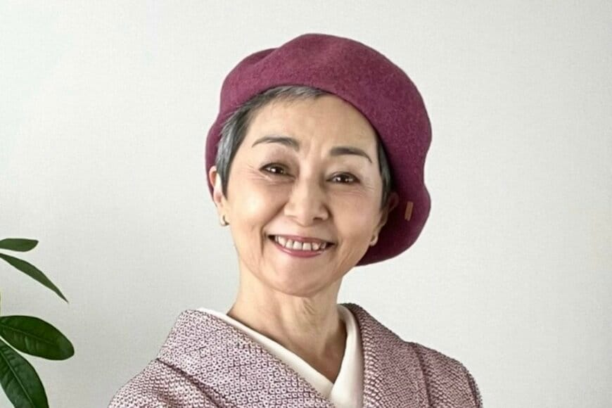 【68歳のマダム】カジュアルに着こなす総絞りの着物が素敵！ベレー帽との組み合わせがおしゃれ
