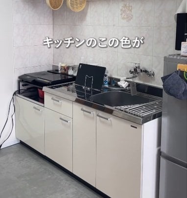 「素敵です！」築30年賃貸の気に入らないキッチンに壁紙シートを貼るだけ。ベージュライトオークの木目でジャパンディ風空間を構築するDIY術