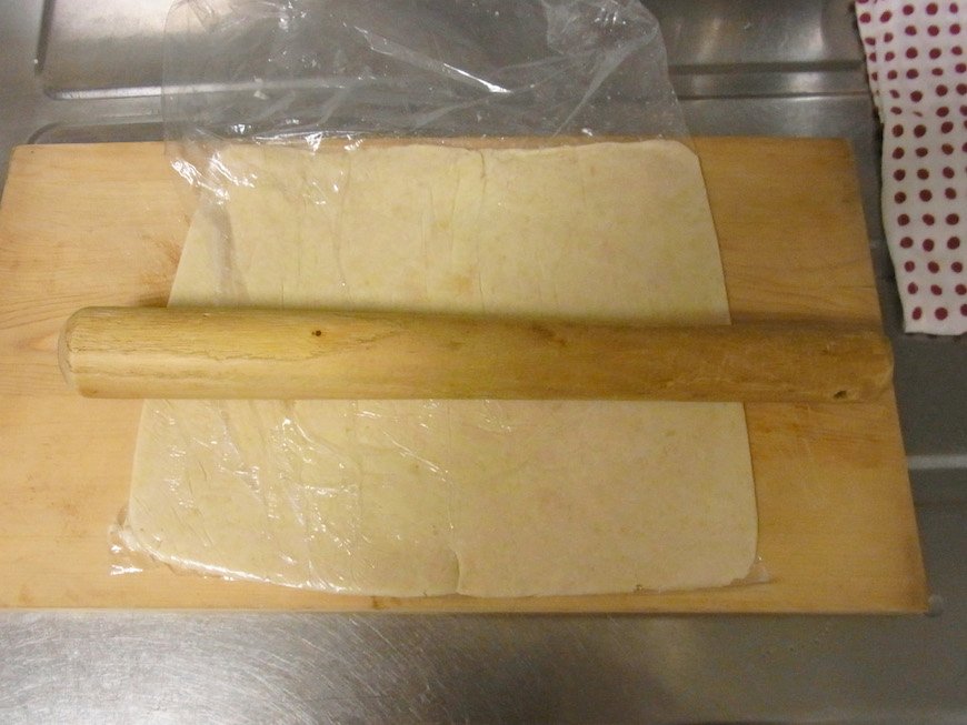 ポリ袋の上からめん棒で薄くのばす。