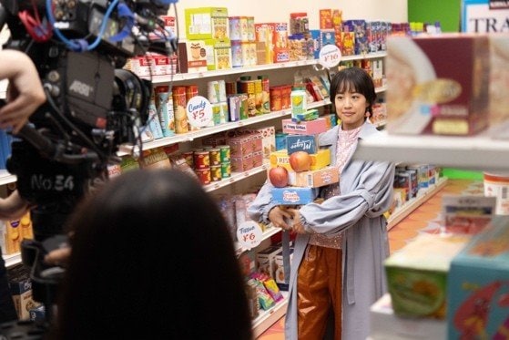 石橋静河が出演したCMメイキング画像 ©三井住友カード「街を、時代を歩く人」篇