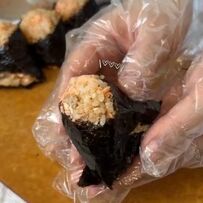 【夫弁当】韓国在住妻が作る【明太鮭おにぎり】が具沢山でおいしそう！鶏胸のハムと卵のサラダや和風ポテサラなどのおかずも入っておしゃれ！