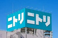 「黒ニット×猫がオシャレ！」ニトリの “デコネコ” ショルダー990円＆トート1490円「秋の装いに大人シック」