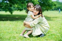 共働きは増加も「生活苦しい」子育て世帯は半分以上。世帯年収は平均800万円台
