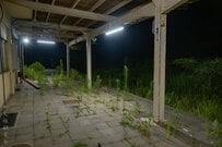 3年間運休している駅で「撮影された1枚」に思わず二度見　時が止まっているような光景に「異世界感が凄い」