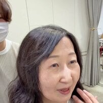 「治療で全部抜けて」くせ毛になってしまった女性。“お任せカット”で理想的なミディアムヘアにスタイルチェンジ