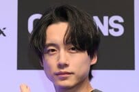 坂口健太郎が金髪×黒スーツ姿でミラノに降臨！鍛えた胸筋を披露し「直視できない」「存在自体がアート」の声