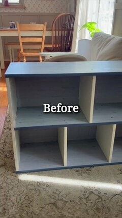 一般的な見た目のカラーボックスが、DIYで猫脚付きの「アンティーク風キャビネット」に変身！