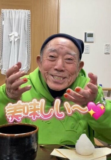 88歳おじいちゃん】介護施設で「抹茶」を挽くリアクションが「かわい