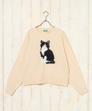主役は“ハチワレ猫”ちゃん！ふわふわの〈ねこニット〉が上品で可愛い