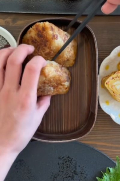 大きな焼きおにぎりを2つ入れます