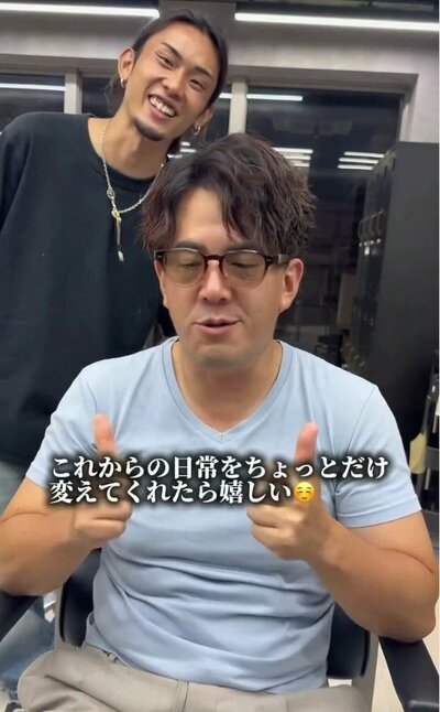 パーマとカットで仕上がった、動きのあるウェーブスタイル