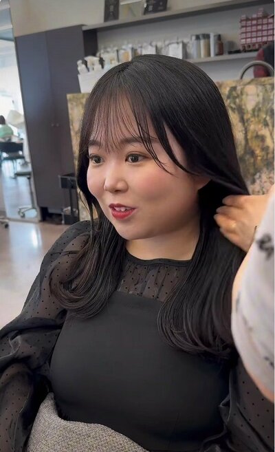 鎖骨下あたりの長さのミディアムロングに