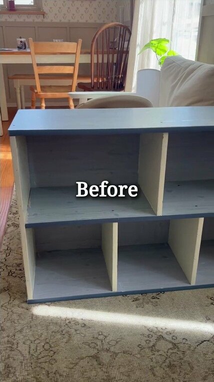一般的な見た目のカラーボックスが、DIYで猫脚付きの「アンティーク風キャビネット」に変身！