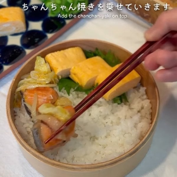 【のっけ弁当】色鮮やかでおしゃれ！おかずたっぷりの「鮭のちゃんちゃん焼き丼弁当」が美味しそう！