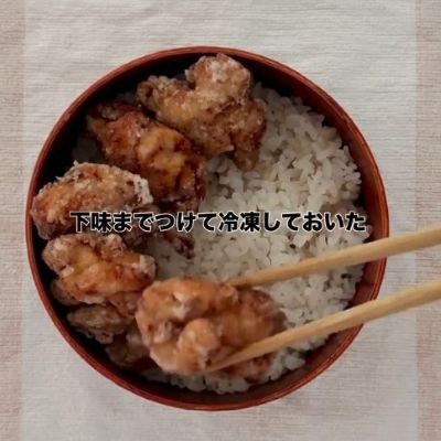 【夫弁当】塩麴で下味をつけた「唐揚げ」がたっぷり入ったのっけ弁当　ご飯が見えなくなるほど豪華！