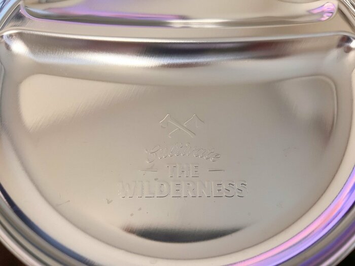 お皿の表面には、おしゃれな刻印も！